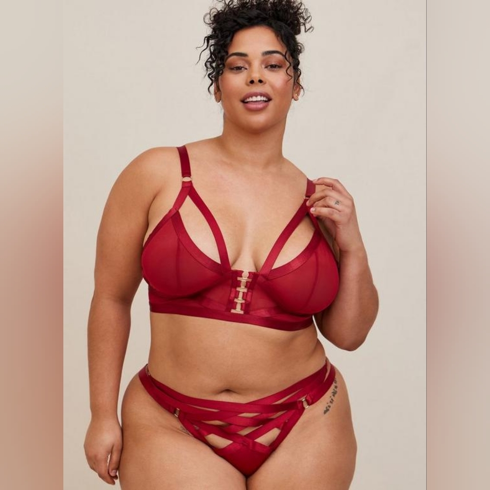 TORRID STRAPPY UNDERWIRE FREE BRALETTE- SIZE -2
